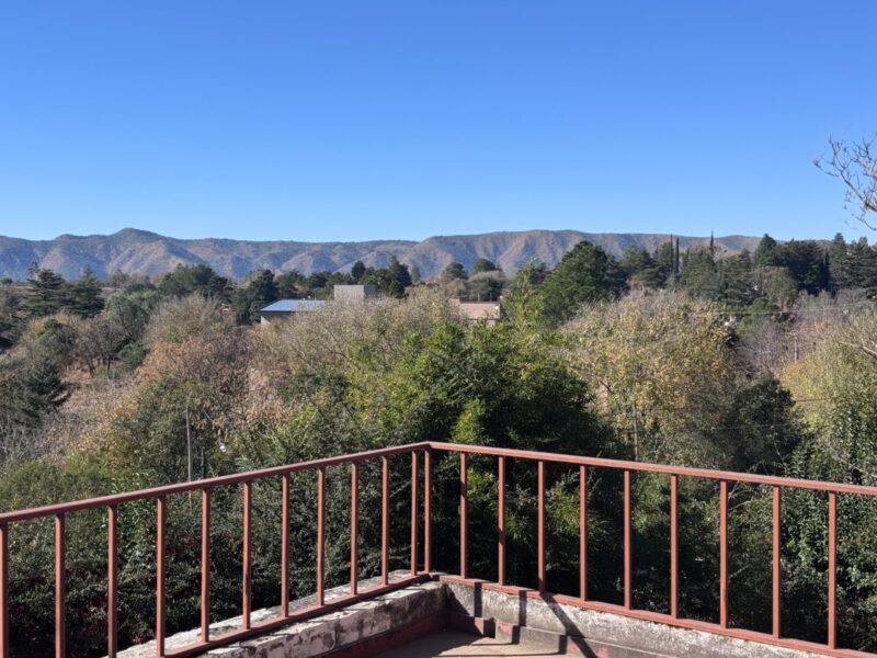 Venta de chalet en Tala Huasi, tres dormitorios.