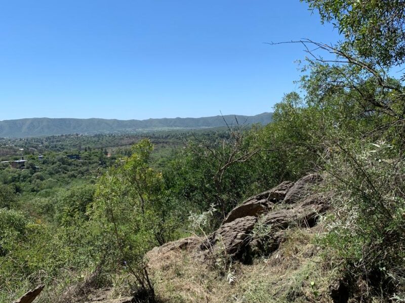 LOTE EN CUESTA BLANCA A METROS DE LAS CINCO ESQUINAS.
