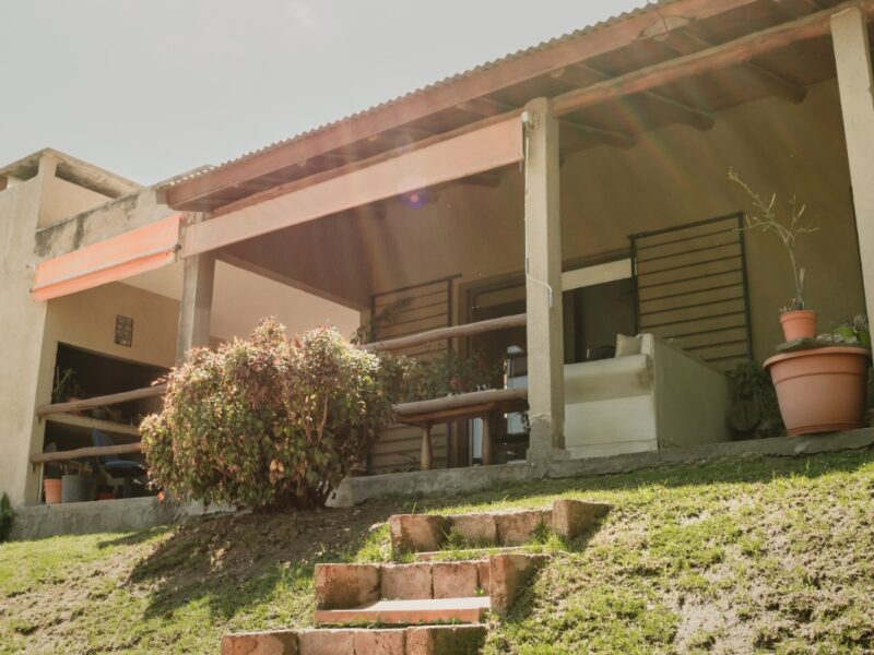 Venta en San Antonio de Arredondo Complejo de 3 unidades. En esquina a 50 mts de la ruta.