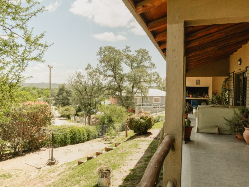 Venta en San Antonio de Arredondo Complejo de 3 unidades. En esquina a 50 mts de la ruta.