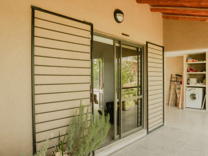 Venta en San Antonio de Arredondo Complejo de 3 unidades. En esquina a 50 mts de la ruta.