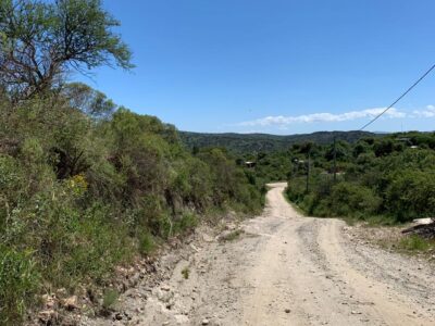 LOTE EN CUESTA BLANCA A METROS DE LAS CINCO ESQUINAS.
