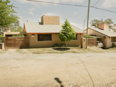 Venta en San Antonio de Arredondo Complejo de 3 unidades. En esquina a 50 mts de la ruta.